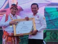 Penyerahan Hadiah Juara 2 Menulis Tingkat Nasional Tahun 2023 Kategori Ilmiah Populer Oleh Menteri Desa, Abdul Halim Iskandar di Nusa Tenggara Timur