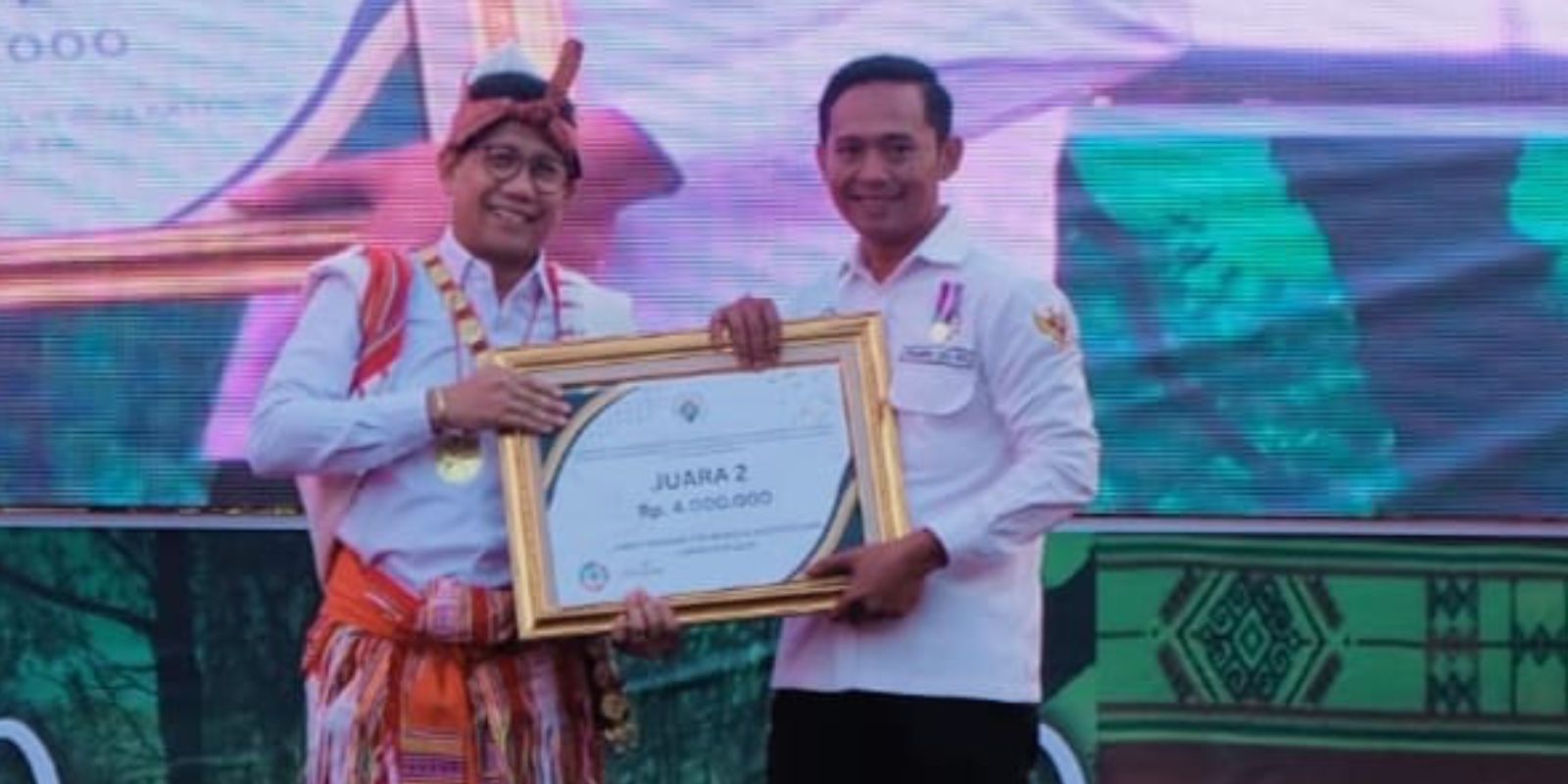 Penyerahan Hadiah Juara 2 Menulis Tingkat Nasional Tahun 2023 Kategori Ilmiah Populer Oleh Menteri Desa, Abdul Halim Iskandar di Nusa Tenggara Timur